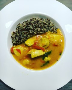 Quinoa mit Hühnchen in Tomaten-Curry Sauce